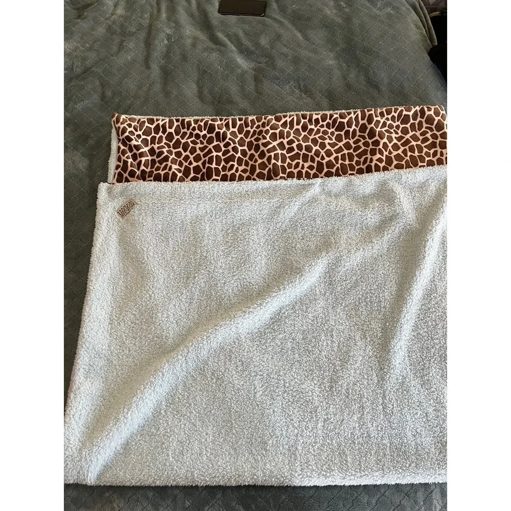 Don't Freak It's Faux for MACC Designs Giraffe Print Sherpa Throw Blanket Blue‎